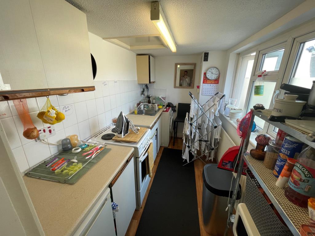 Lot: 76 - FREEHOLD MIXED USE INVESTMENT - Flat five kitchen